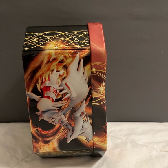 Pokémon TCG EX Tin - Black, White, Metallic Artwork - Picture 3 of 9